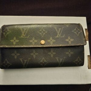 Authentic Louis Vuitton Vintage Sarah Wallet